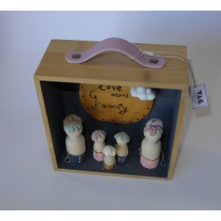 Αγάπη σημαίνει οικογένεια   (15χ15χ7) εκ.